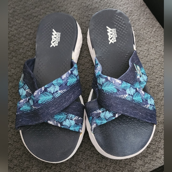 Sketchers Navy and Teal Leaf Pattern Sandals - Picture 1 of 2
